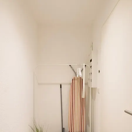 Cozy With Kitchen + Balcony New!