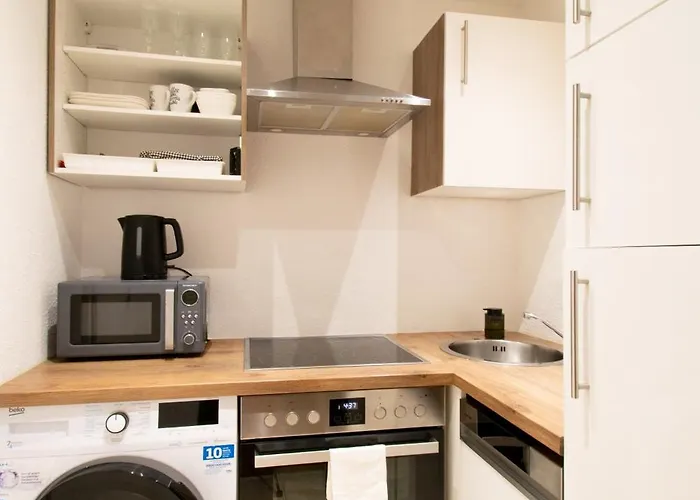 아파트 Cozy With Kitchen + Balcony New! 에센